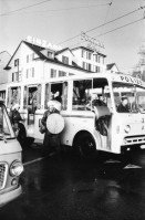Image of sheet 19800091 photo 36: Polizeibeamten und Polizei Grenadiere treffen mit einem Mannschaftsbus in der Langstrasse Zürich, ein.  
Jugendbewegung Bewegig AJZ Zürcher Jugendunruhen Demonstrationen
Zürich Youth movement protest 1980