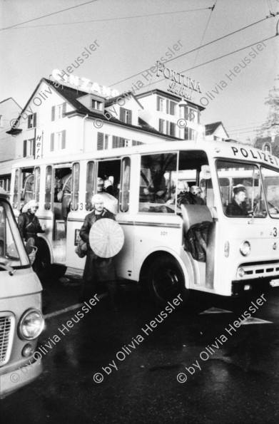 Image of sheet 19800091 photo 36: Polizeibeamten und Polizei Grenadiere treffen mit einem Mannschaftsbus in der Langstrasse Zürich, ein.  
Jugendbewegung Bewegig AJZ Zürcher Jugendunruhen Demonstrationen
Zürich Youth movement protest 1980