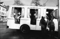 Image of sheet 19800091 photo 37: Polizeibeamten und Polizei Grenadiere treffen mit einem Mannschaftsbus in der Langstrasse Zürich, ein. Jugendbewegung Bewegig AJZ Zürcher Jugendunruhen Demonstrationen Zürich Youth movement protest 1980