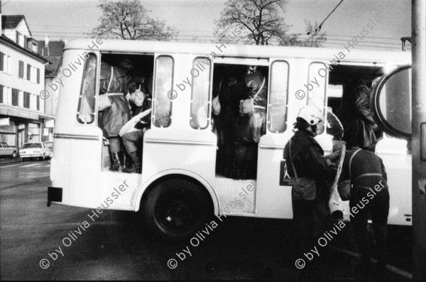 Image of sheet 19800091 photo 37: Polizeibeamten und Polizei Grenadiere treffen mit einem Mannschaftsbus in der Langstrasse Zürich, ein. Jugendbewegung Bewegig AJZ Zürcher Jugendunruhen Demonstrationen Zürich Youth movement protest 1980