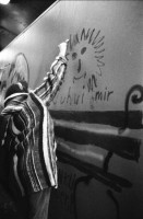 Image of sheet 19800091 photo 5: Eine Frau malt ein Graffiti waehrend am 21. April 1980 die Gruppe «Luft & Lärm» die Unterführung an der Langstrasse in Zuerich, besetzt. Demonstrationen