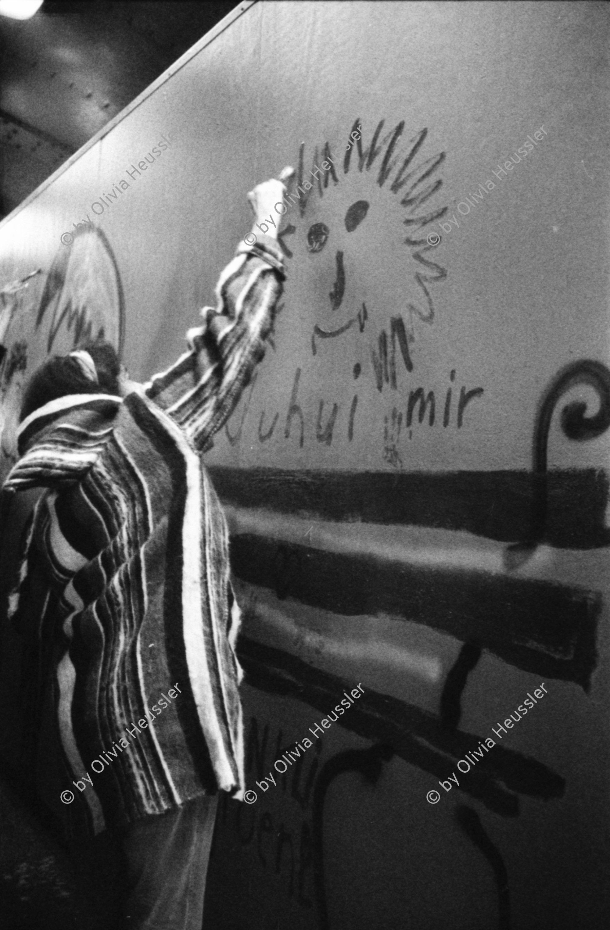 Image of sheet 19800091 photo 5: Eine Frau malt ein Graffiti waehrend am 21. April 1980 die Gruppe «Luft & Lärm» die Unterführung an der Langstrasse in Zuerich, besetzt. Demonstrationen