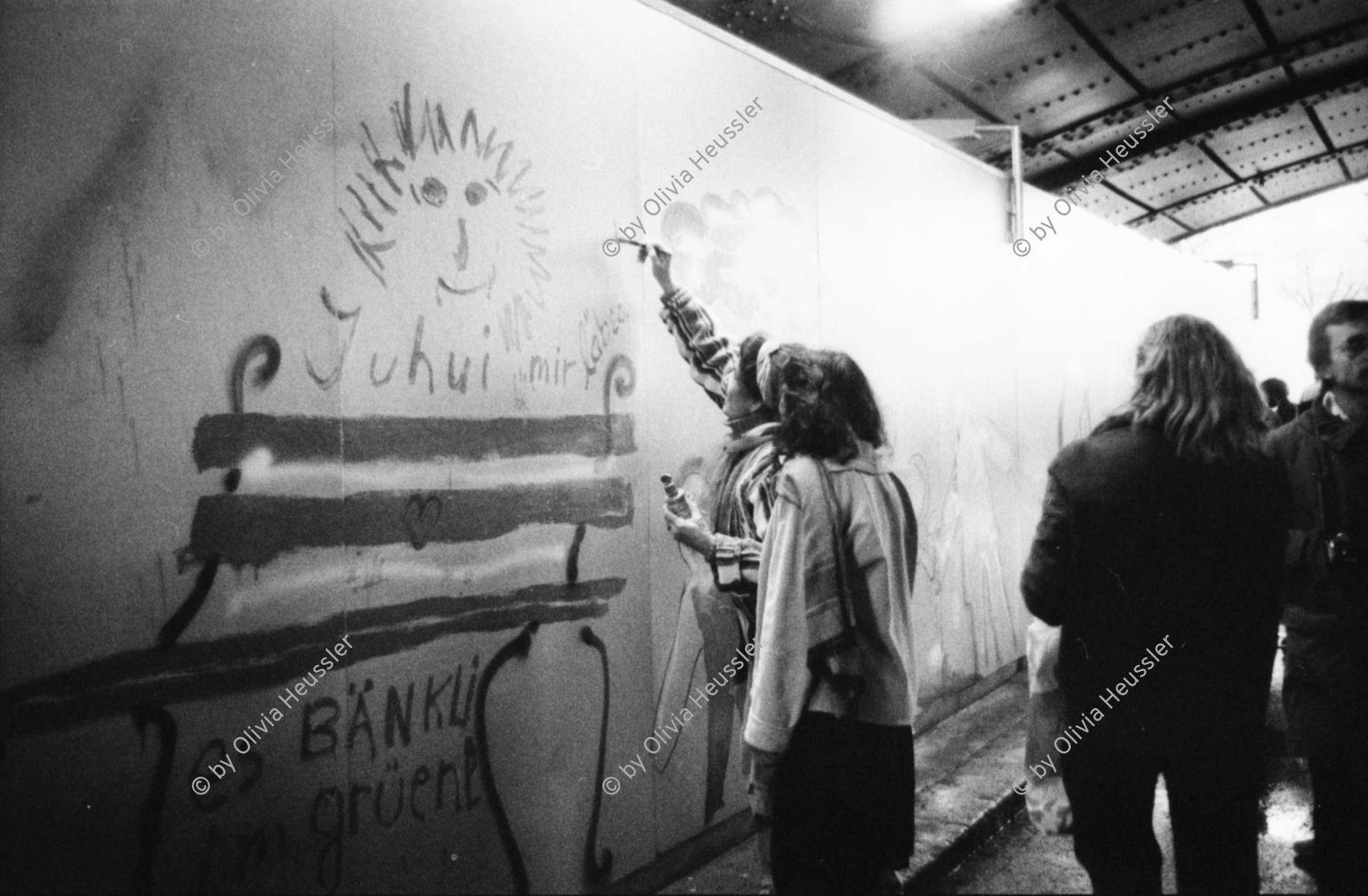 Image of sheet 19800091 photo 6: Während des Sechseläutens besetzt am 21. April 1980 die Gruppe «Luft & Lärm» die Unterführung an der Langstrasse im Kreis 5
Wand Graffitti Strassenmusikanten. Kinder malen unter Aufsicht Polizeibeamten; Monster brennt. Polizei Grenadiere treffen ein. Tafel; Sechseläuten Stadtkern gesperrt
Jugendbewegung Bewegig AJZ Zürcher Jugendunruhen Demonstrationen Graffiti
Zürich Youth movement protest 1980