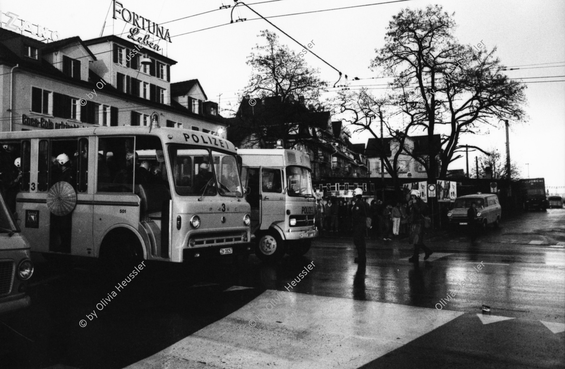 Image of sheet 19800092 photo 1: Polizei Einsatz in der Langstrasse, Zuerich 1980. 

Zürich Youth movement protest Schweiz Switzerland Europa Europe