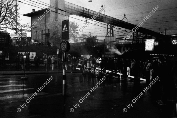 Image of sheet 19800092 photo 11: Protest in der Unterführung Langstrasse. Sie wird von der Quartiergruppe 'Luft und Lärm' u.a. mit Koni Frei, heutiger Betreiber einiger Gastrobetriebe im Kreis 5 fünf besetzt. Tränengas mit Rauchgas Gemisch. Monster brennt. Polizeibeamte, auch Grenadiere genannt mit ihren Schutzschildern in der Langstrasse Unterführung. 
outh movement protest 
From: Zürich Sommer 1980 p.28
Schweiz Switzerland Europa Europe