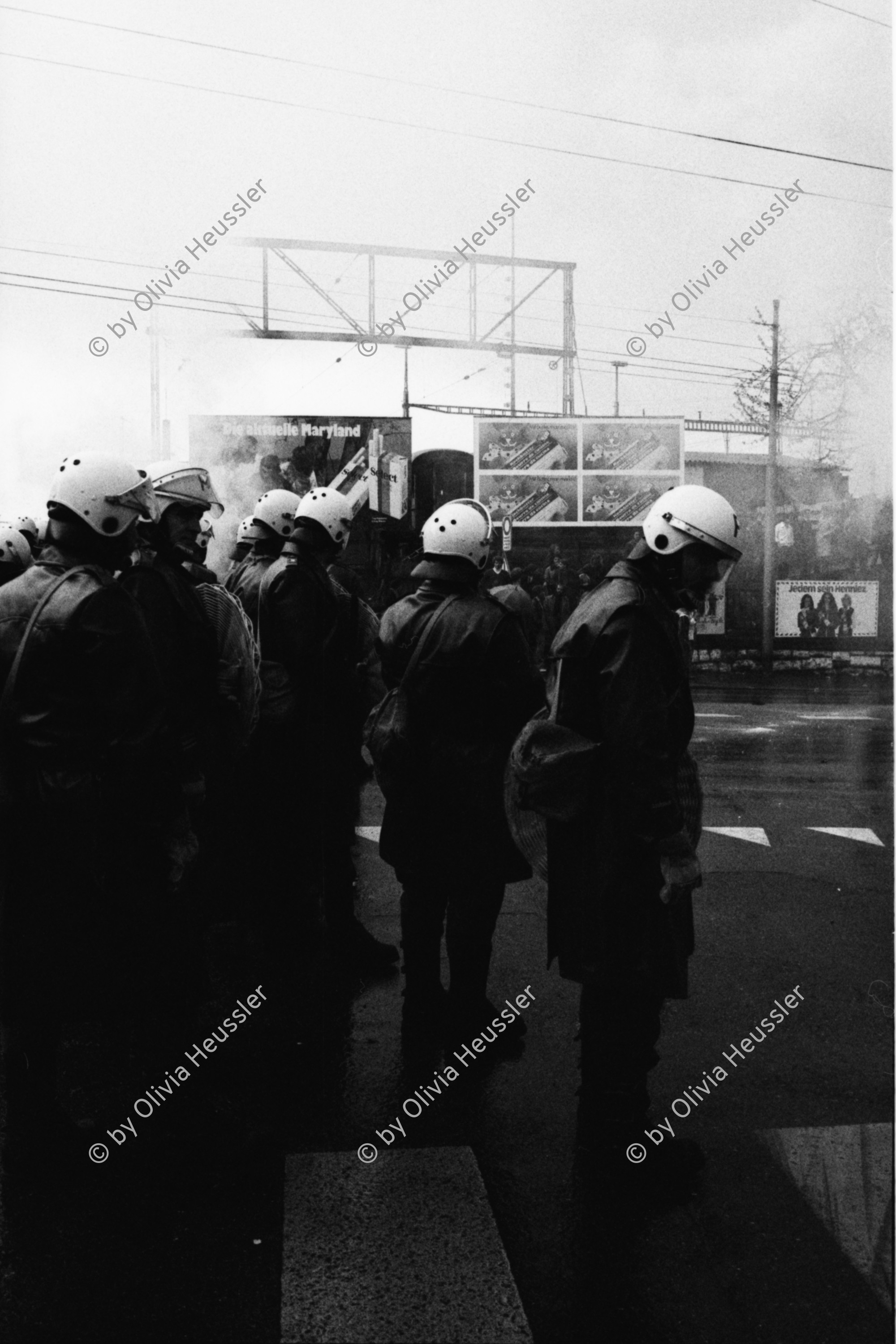 Image of sheet 19800092 photo 14: Protest in der Unterführung Langstrasse. Sie wird von der Quartiergruppe 'Luft und Lärm' u.a. mit Koni Frei, heutiger Betreiber einiger Gastrobetriebe im Kreis  fünf 5 besetzt. Tränengas mit Rauchgas Gemisch. Polizeibeamte, auch Grenadiere genannt mit ihren Schutzschildern in der Langstrasse Unterführung. Zürich
Zürich Youth movement protest 1980 √ Schweiz Switzerland Europa Europe