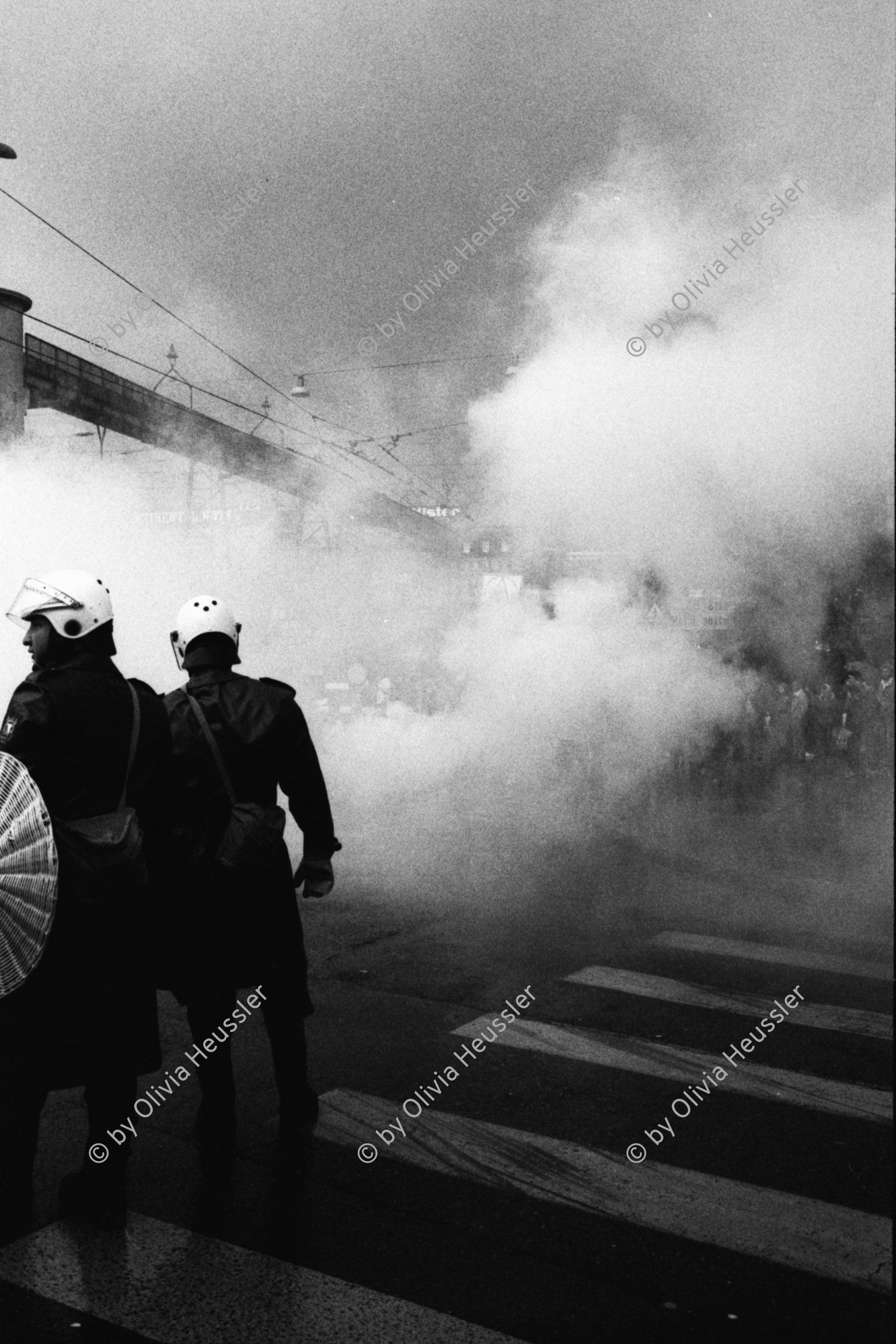Image of sheet 19800092 photo 17: Polizei Einsatz mit Traenengas in der Langstrasse, Zuerich 1980. 

Jugendbewegung Zuercher Unruhen Youth movement protest Schweiz Switzerland Europe