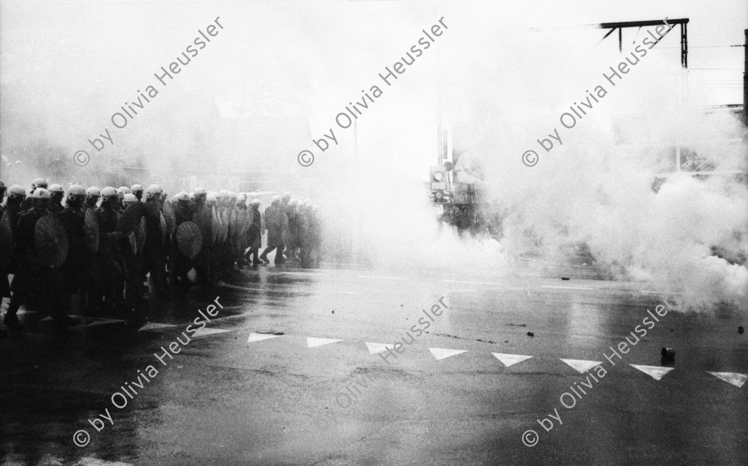 Image of sheet 19800092 photo 19: Polizei Einsatz mit Traenengas in der Langstrasse, Zuerich 1980. 

Jugendbewegung Zuercher Unruhen Youth movement protest Schweiz Switzerland Europe