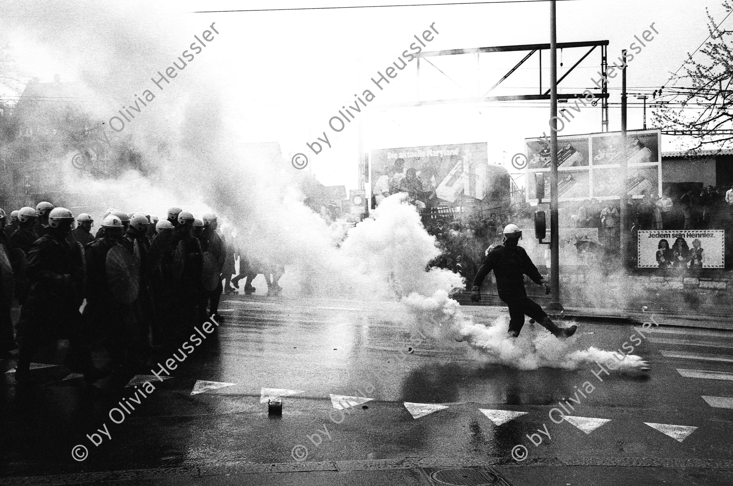 Image of sheet 19800092 photo 20: From: Zürich Sommer 1980 p.30
Jugendbewegung Zuercher Unruhen Youth movement protest Schweiz Switzerland Europe