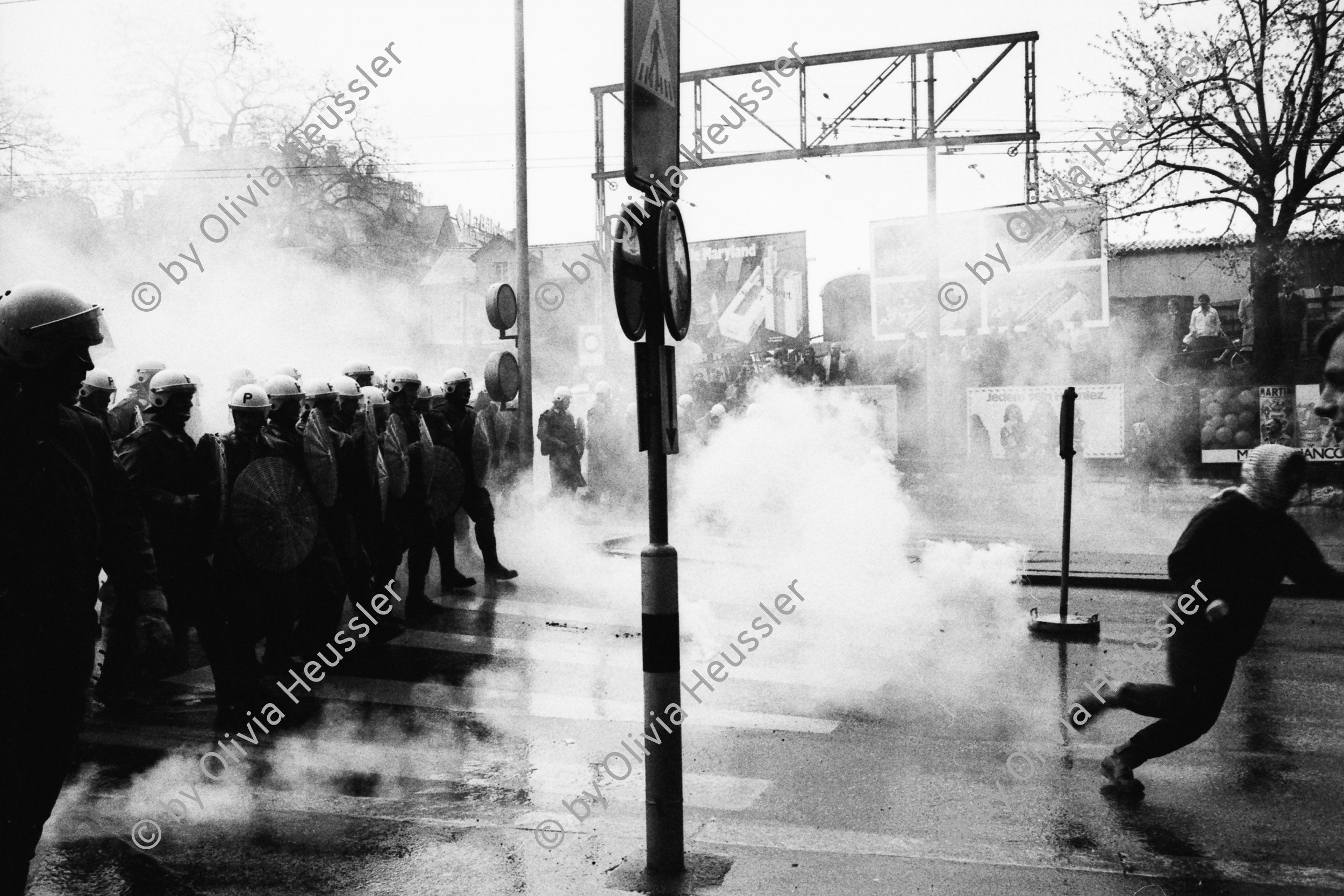 Image of sheet 19800092 photo 21: Polizei Einsatz mit Traenengas in der Langstrasse, Zuerich 1980. 

Jugendbewegung Zuercher Unruhen Youth movement protest Schweiz Switzerland Europe