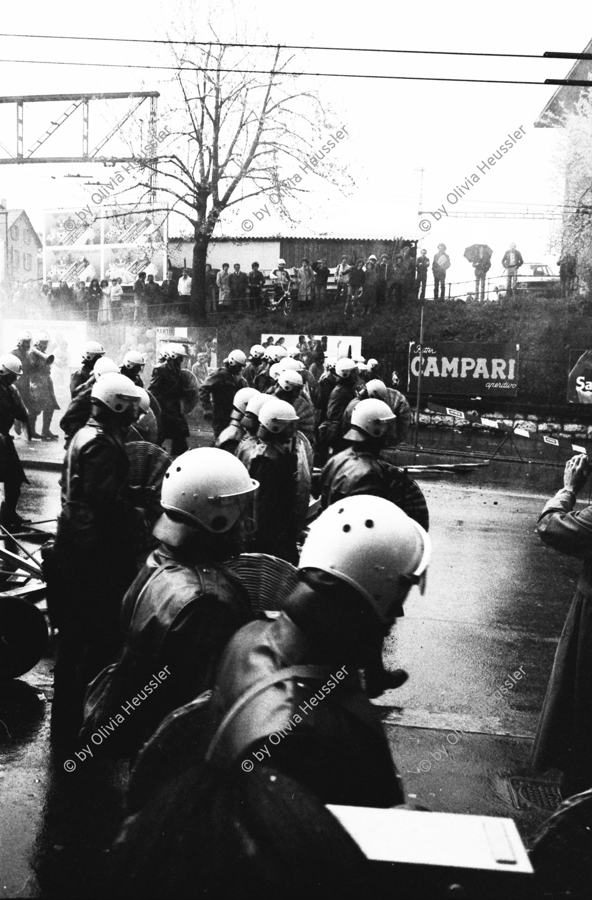 Image of sheet 19800092 photo 24: Polizei Einsatz in der Unterfuehrung Langstrasse, Zuerich 1980. 

Jugendbewegung Zuercher Unruhen Youth movement protest Schweiz Switzerland Europe