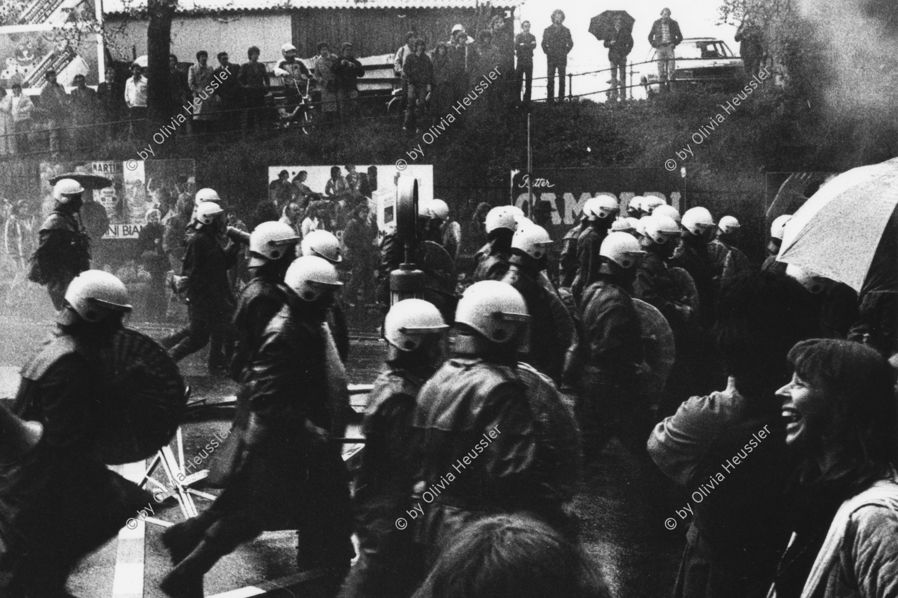 Image of sheet 19800092 photo 25: Protest in der Unterführung Langstrasse. Sie wird von der Quartiergruppe 'Luft und Lärm' Kreis fünf 5  besetzt. Tränengas mit Rauchgas Gemisch. Polizeibeamte, auch Grenadiere mit ihren Schutzschildern in der Langstrasse Unterführung. Zürich Youth movement protest 1980 √
Schweiz Switzerland Europa Europe