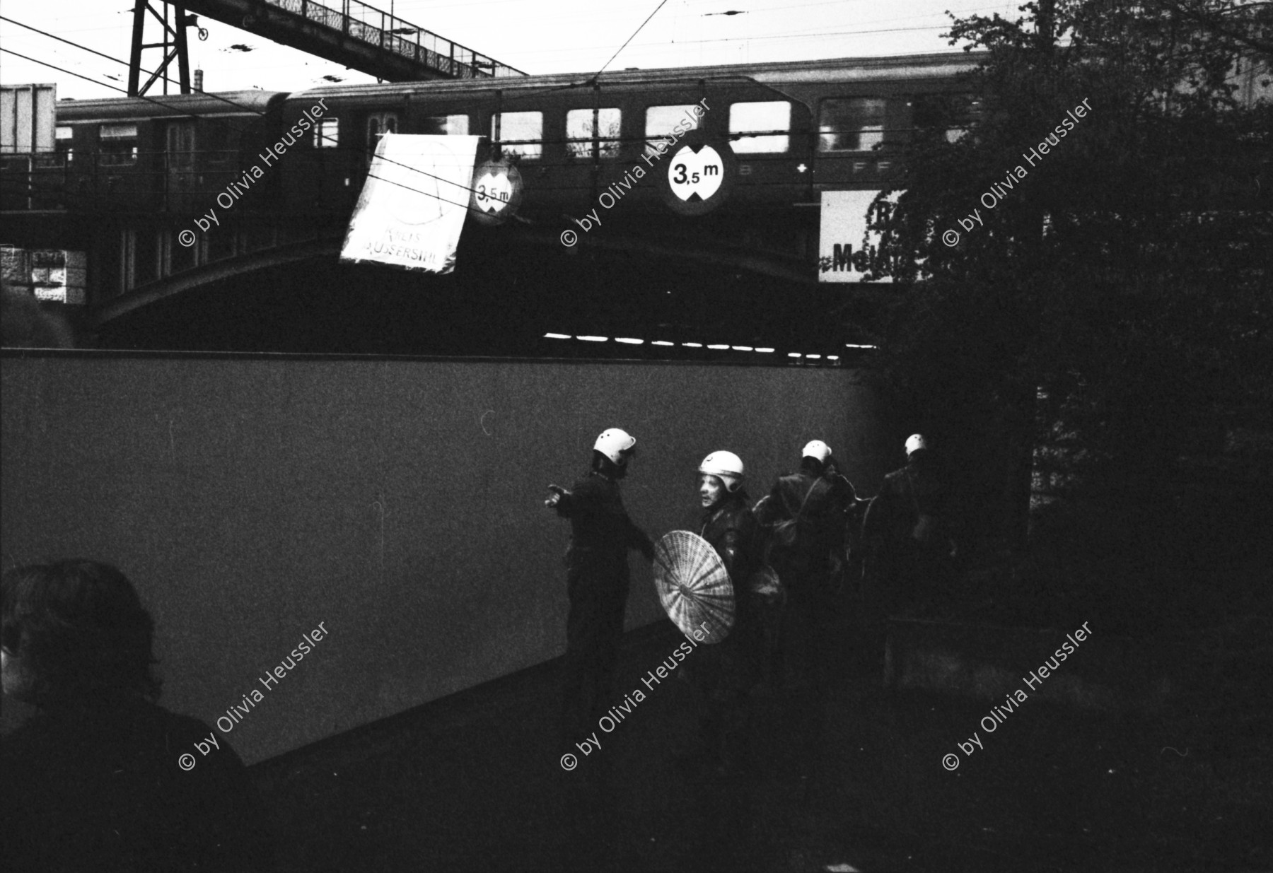 Image of sheet 19800092 photo 27: Polizei Einsatz mit Traenengas in der Langstrasse, Zuerich 1980. 

Jugendbewegung Zuercher Unruhen Youth movement protest Schweiz Switzerland Europe