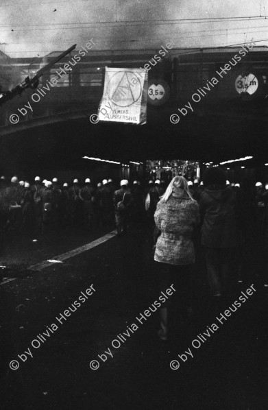 Image of sheet 19800092 photo 28: Polizeibeamten und Polizei Grenadiere  in der Langstrasse Unterführung in Zürich, ein. Jugendbewegung Bewegig AJZ Zürcher Jugendunruhen Demonstrationen Zürich Youth movement protest 1980