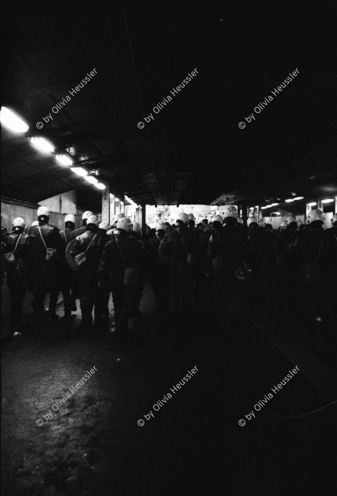 Image of sheet 19800092 photo 29: frtsg. 800091 
Protest in der Unterführung Langstrasse. Sie wird von der Quartiergruppe 'Luft und Lärm' u.a. mit Koni Frei, heutiger Betreiber einiger Gastrobetriebe im Kreis vier 4 besetzt. Tränengas mit Rauchgas Gemisch. Monster brennt. Polizeibeamte, auch Grenadiere genannt mit ihren Schutzschildern in der Langstrasse Unterführung. Videoladen Marcel filmt Nr. 23. Zürich 1980