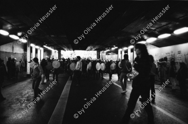 Image of sheet 19800092 photo 33: Polizei Einheiten stuermen den Protest der Quartiergruppe Luft und Laerm in der Unterfuehrung Langstrasse, Zuerich 1980.