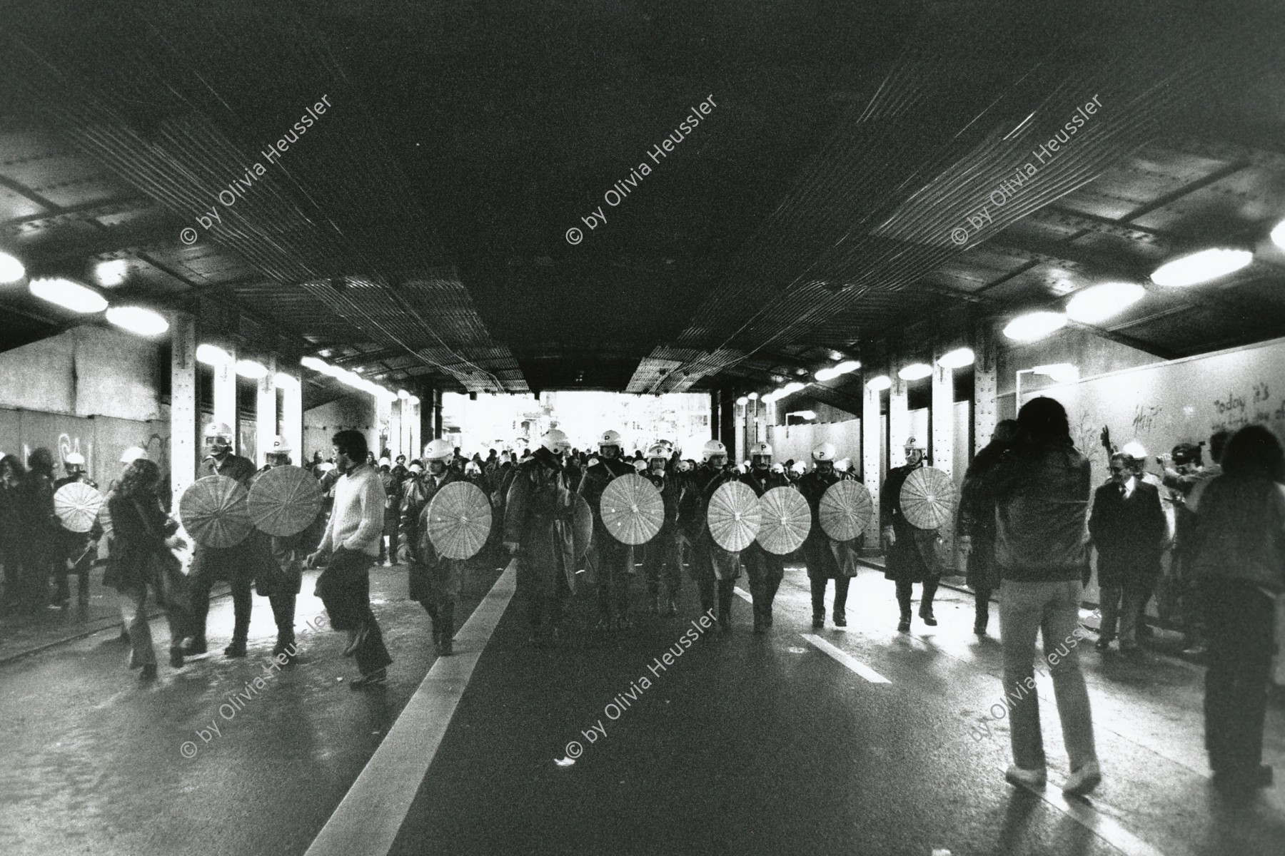 Image of sheet 19800092 photo 34: Polizeieinsatz nach Protest in der Unterfuehrung Langstrasse 1980, Zuerich.
Quartiergruppe 'Luft und Lärm' 
Zürich Youth movement  Schweiz Switzerland 
zaz bellerive
Photobastei 2.0