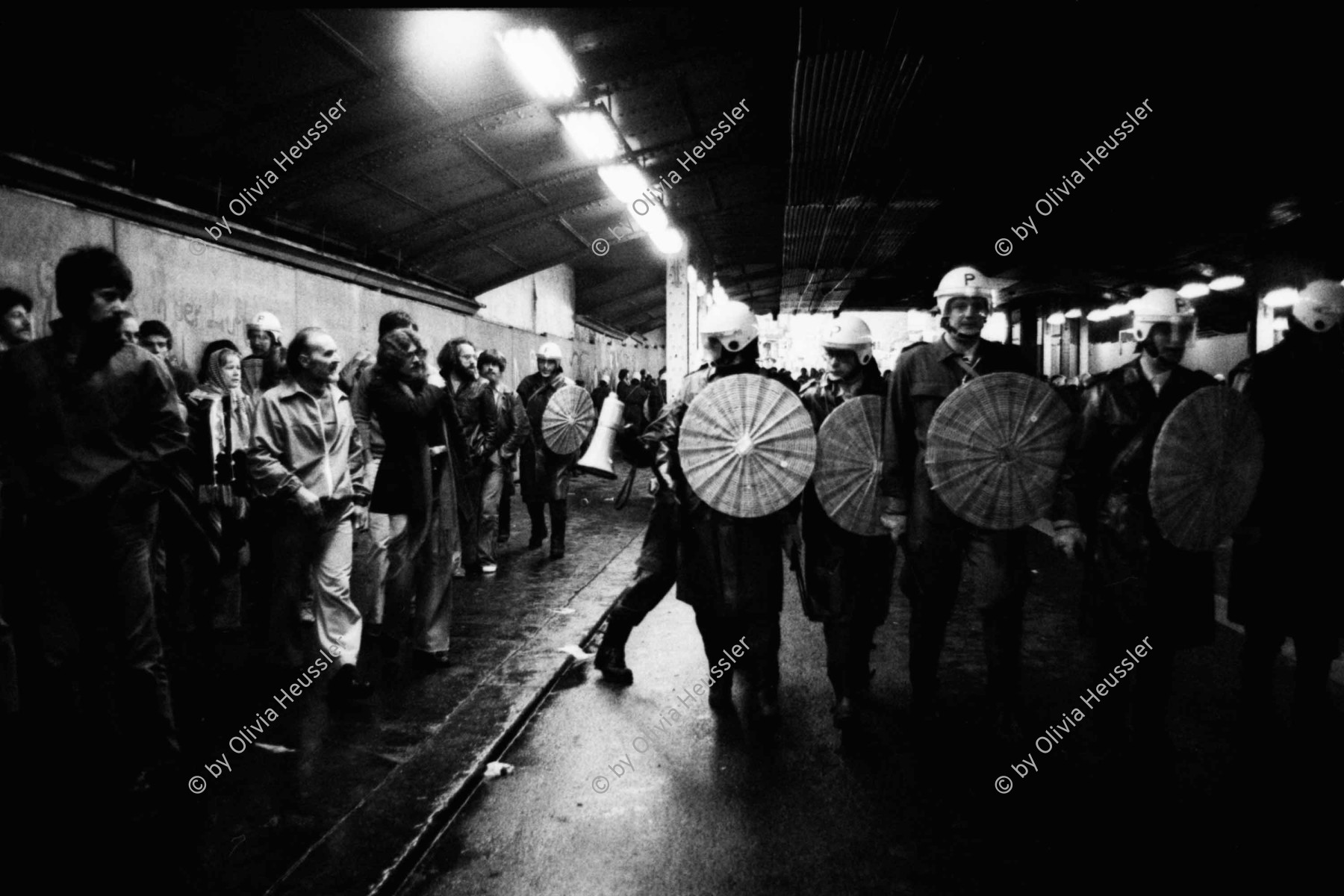 Image of sheet 19800092 photo 35: Polizei Einsatz in der Unterfuehrung Langstrasse, Zuerich 1980. 

Jugendbewegung Zuercher Unruhen Youth movement protest Schweiz Switzerland Europe