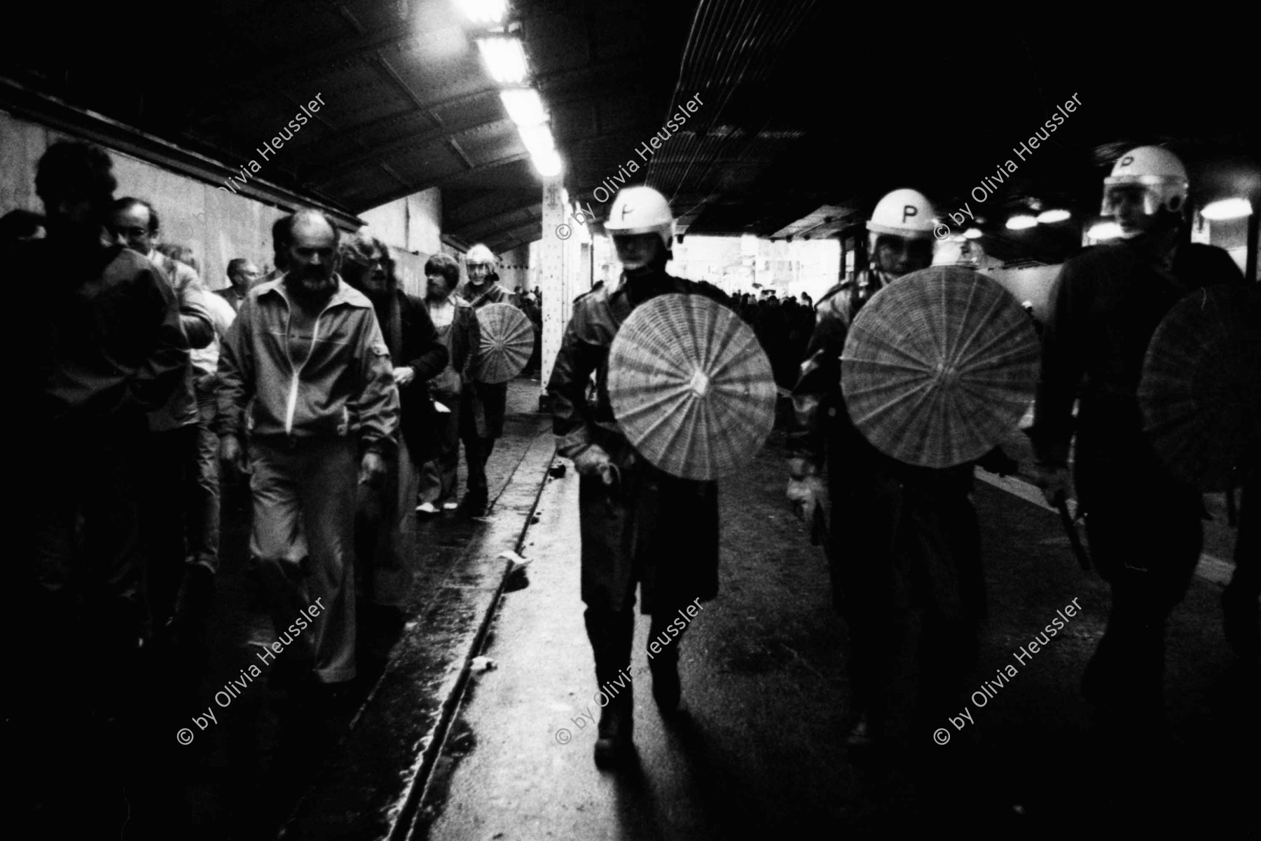 Image of sheet 19800092 photo 36: Polizei Einsatz in der Unterfuehrung Langstrasse, Zuerich 1980. 

Jugendbewegung Zuercher Unruhen Youth movement protest Schweiz Switzerland Europe