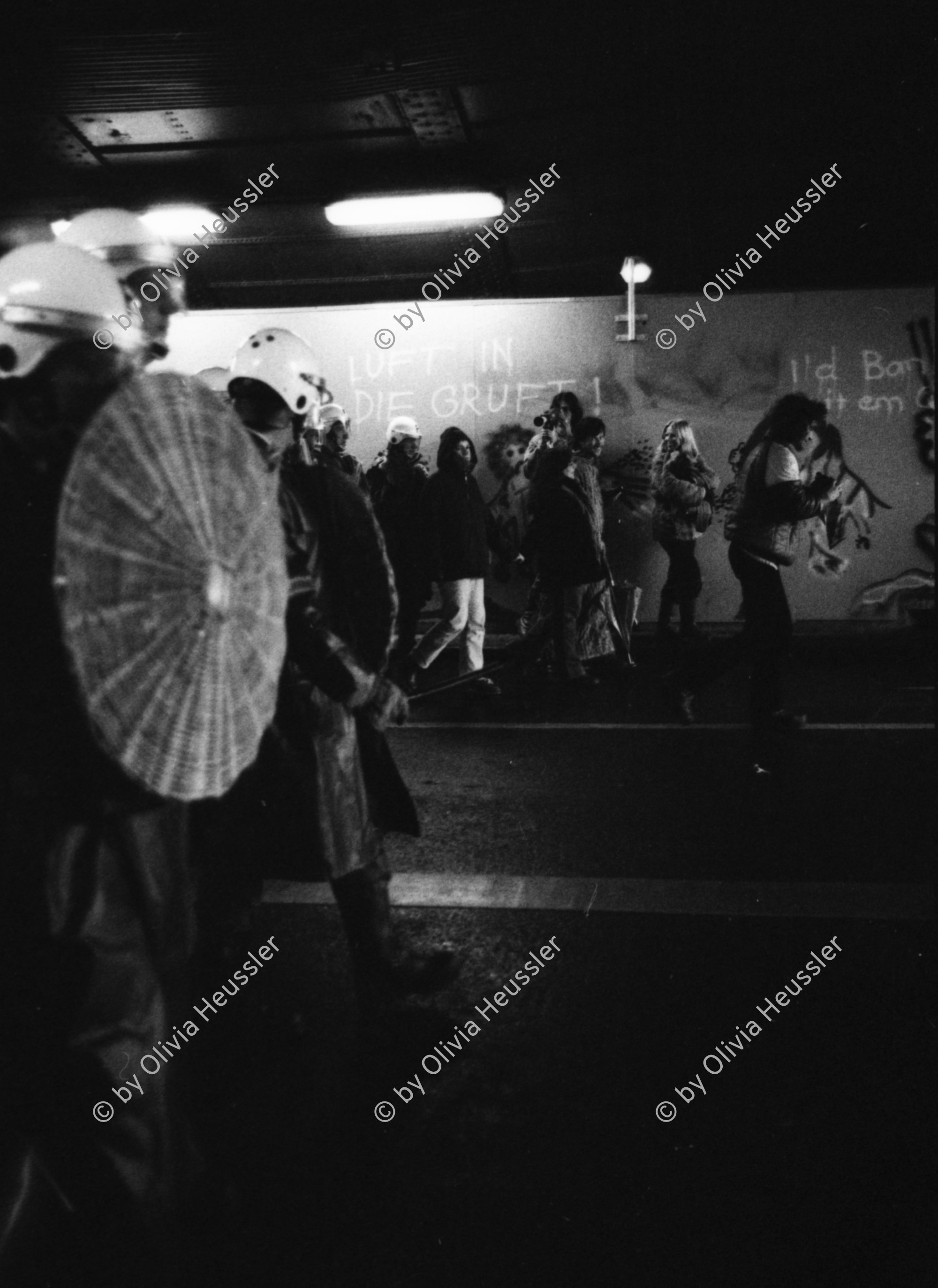 Image of sheet 19800092 photo 37: Polizei Einheiten stuermen den Protest der Quartiergruppe Luft und Laerm in der Unterfuehrung Langstrasse, Zuerich 1980.