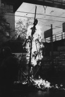 Image of sheet 19800092 photo 5: Tränengas mit Rauchgas Gemisch. Monster brennt. Zürich 1980 √
Protest Manifestation Demonstration Youth movement Feuer Fyer Schweiz Switzerland