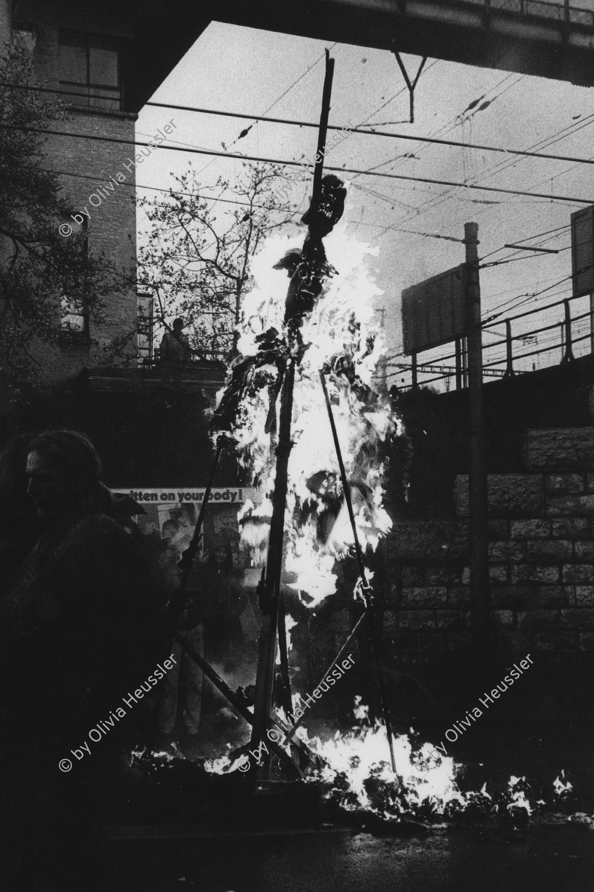 Image of sheet 19800092 photo 5: Tränengas mit Rauchgas Gemisch. Monster brennt. Zürich 1980 √
Protest Manifestation Demonstration Youth movement Feuer Fyer Schweiz Switzerland