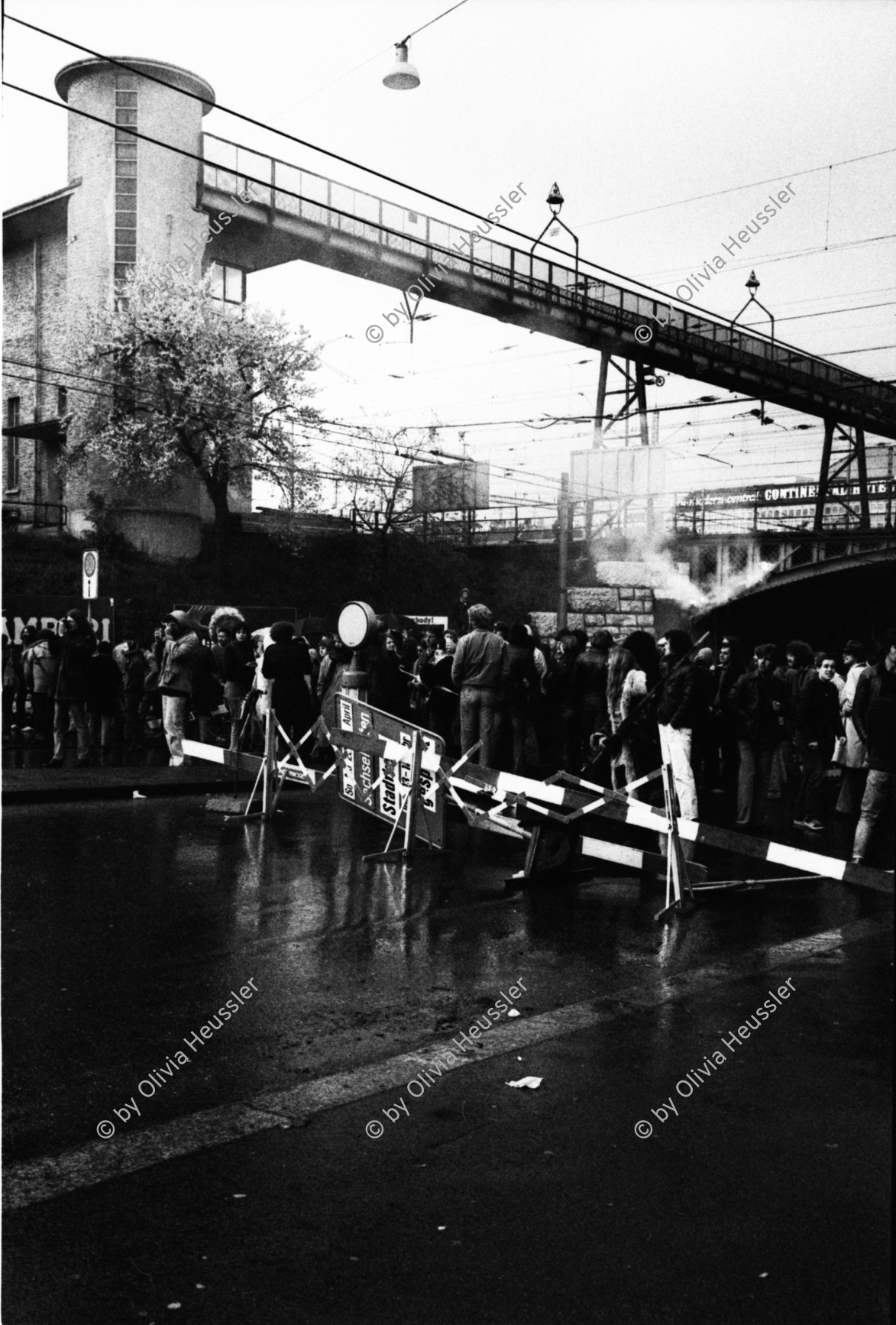 Image of sheet 19800092 photo 6: Protest in der Unterführung Langstrasse. Sie wird von der Quartiergruppe Luft und Lärm Laerm besetzt. Zürich 1980