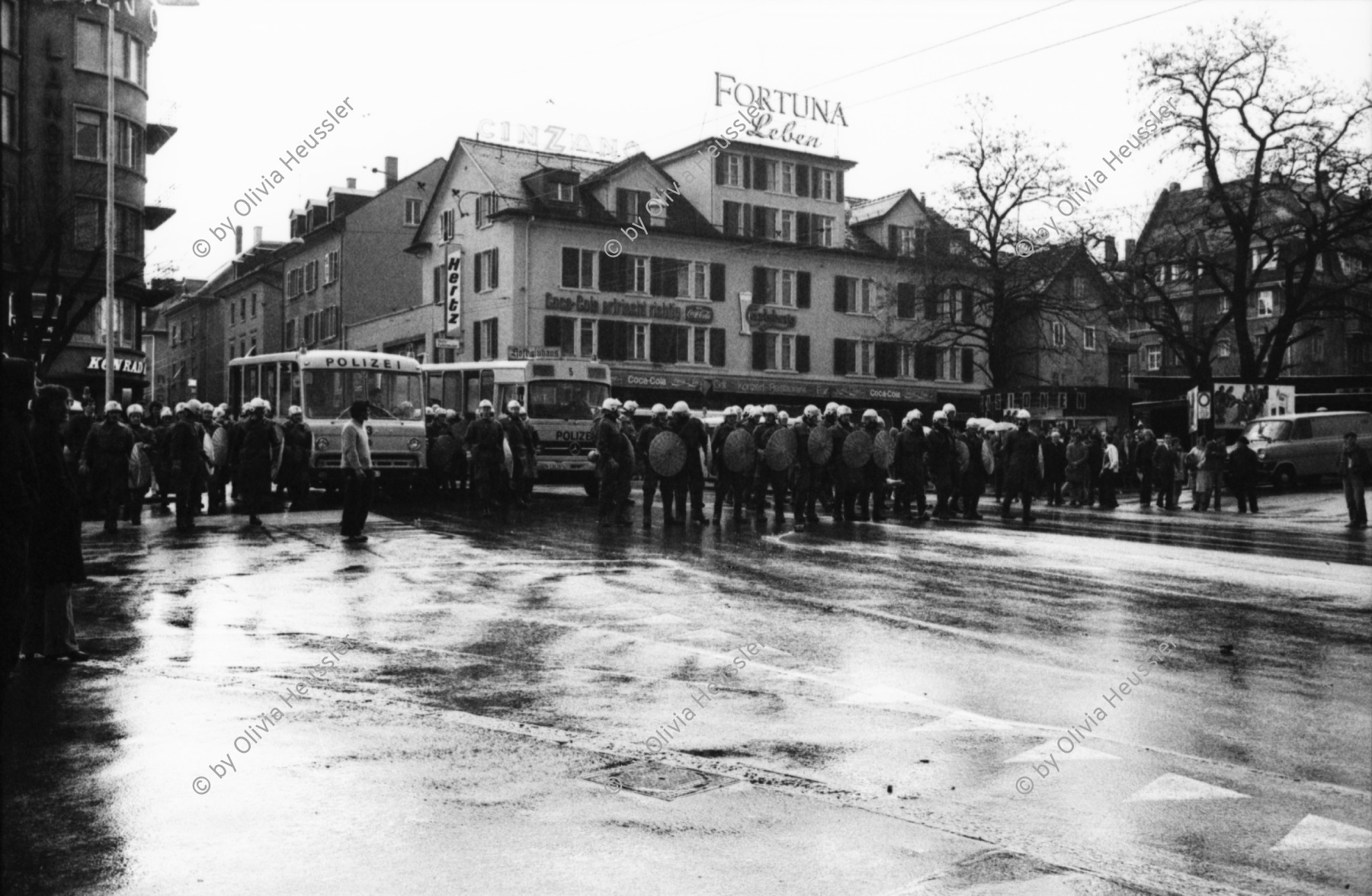 Image of sheet 19800092 photo 7: Polizei Einsatz in der Langstrasse, Zuerich 1980. 

Jugendbewegung Zuercher Unruhen Youth movement protest Schweiz Switzerland Europe