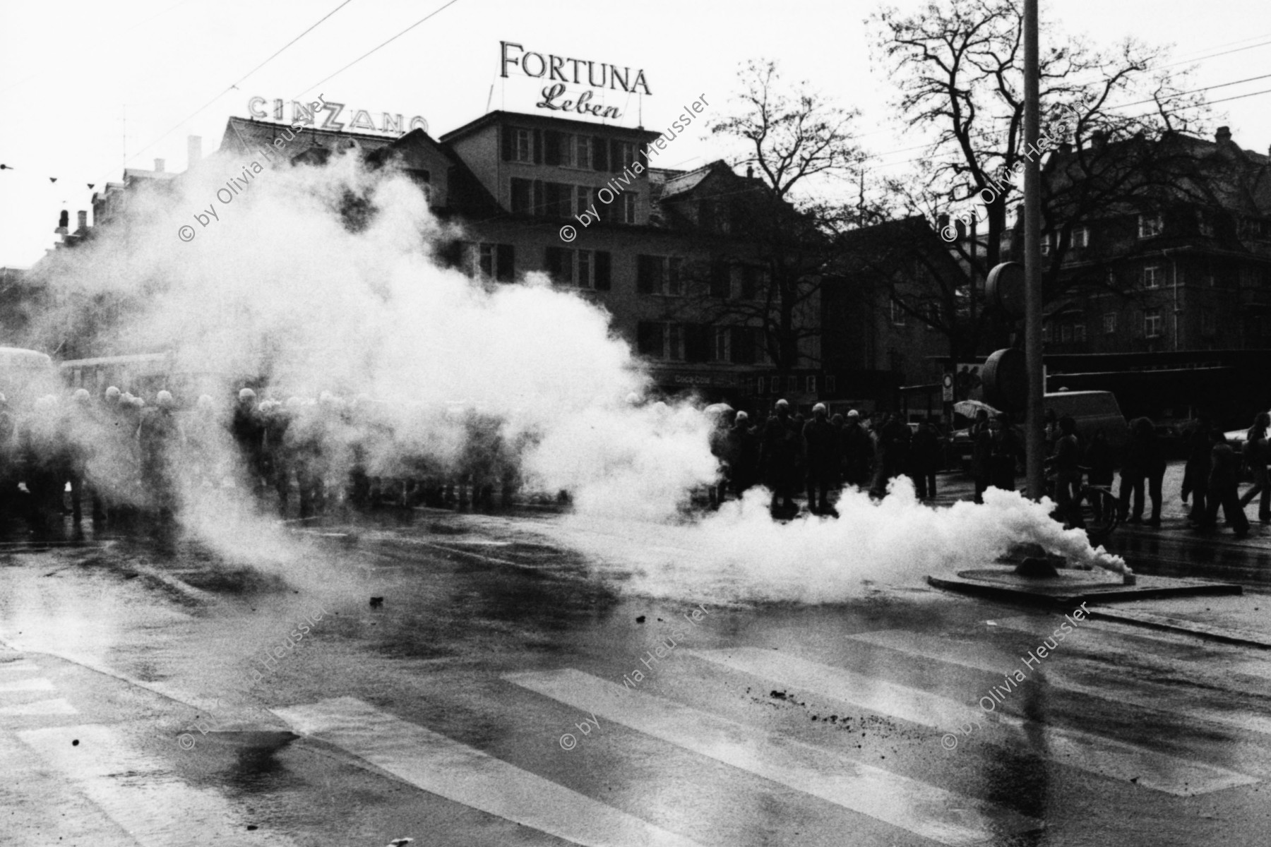 Image of sheet 19800092 photo 8: Polizei Einsatz in der Langstrasse, Zuerich 1980. 

Jugendbewegung Zuercher Unruhen Youth movement protest Schweiz Switzerland Europe