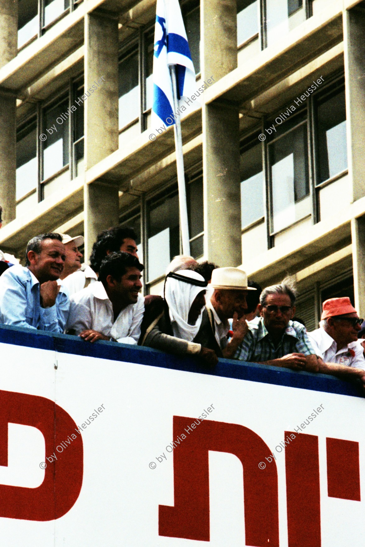 Image of sheet 19800100 photo 11: An der 1. Mai Demonstrations Feier in Tel Aviv Israel nehmen 150'000 Menschen teil.  1980 √