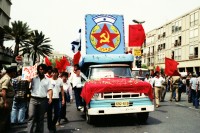 Image of sheet 19800100 photo 13: An der 1. Mai 1980 Demonstrations Feier in Tel Aviv Israel nehmen 150'000 Menschen teil. Israel √
Der Wagen der Komunistischen Partei Israels. Sichel und Hammer