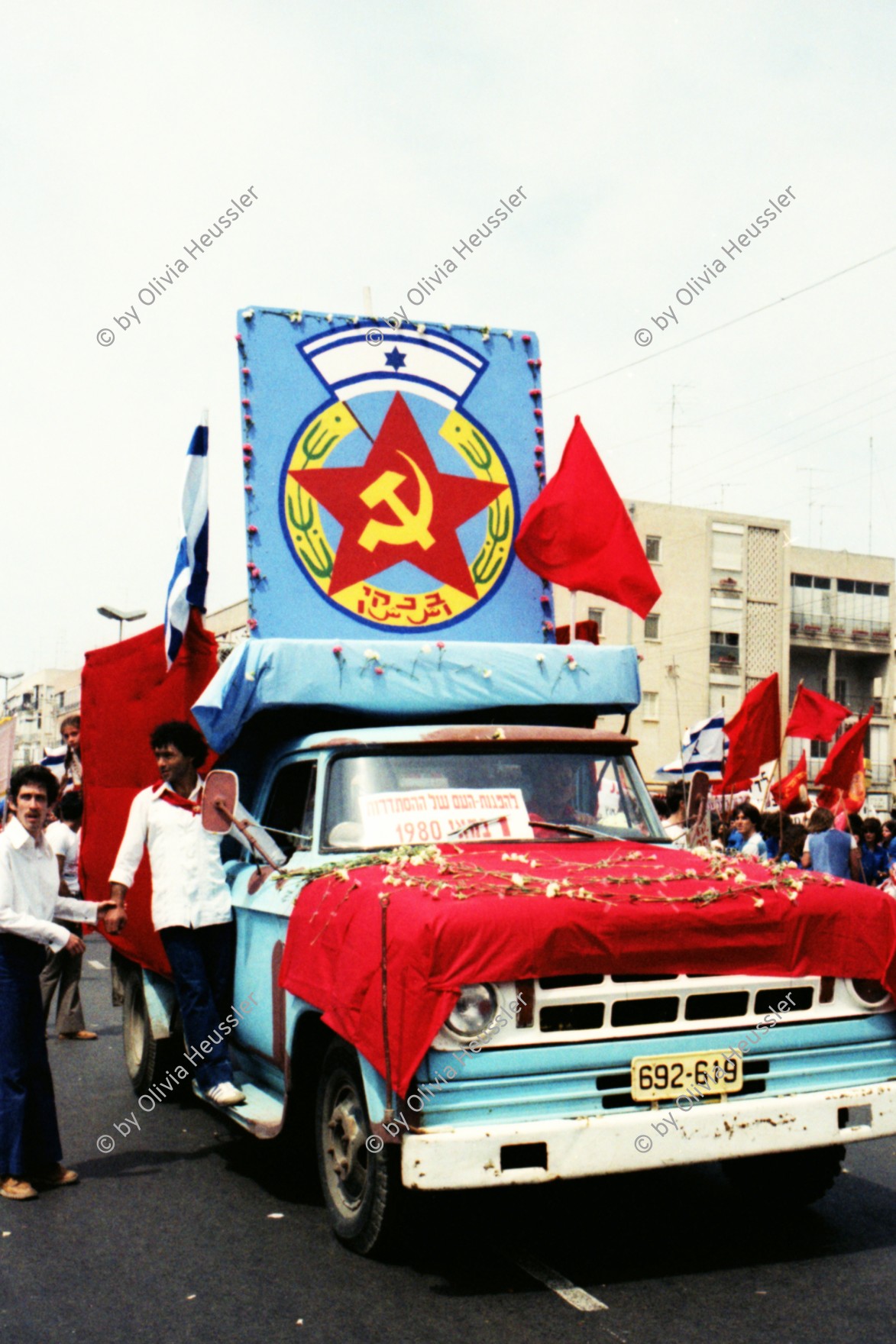 Image of sheet 19800100 photo 14: Der Wagen der Komunistischen Partei Israels.
Sichel und Hammer.
An der 1. Mai 1980 Demonstration Feier in Tel Aviv Israel nehmen 150'000 Menschen teil. √