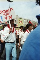 Image of sheet 19800100 photo 15: An der 1. Mai Demonstration Feier in Tel Aviv Israel Kibutznik nehmen 150'000 Menschen teil. Viele junge Frauen und Männer Chaverim aus den Kibutz nehmen teil.
Der Wagen der komunistischen Partei Israels trägt das Emblem mit Sichel und Hammer 1980