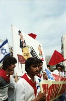Image of sheet 19800100 photo 18: An der 1. Mai Demonstration Feier in Tel Aviv Israel Kibutznik nehmen 150'000 Menschen teil. Viele junge Frauen und Männer Chaverim aus den Kibutz nehmen teil.
Der Wagen der komunistischen Partei Israels trägt das Emblem mit Sichel und Hammer 1980
