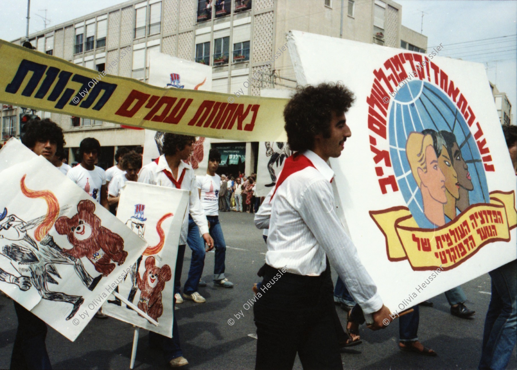 Image of sheet 19800100 photo 19: An der 1. Mai Demonstration Feier in Tel Aviv Israel Kibutznik nehmen 150'000 Menschen teil. Viele junge Frauen und Männer Chaverim aus den Kibutz nehmen teil.
Der Wagen der komunistischen Partei Israels trägt das Emblem mit Sichel und Hammer 1980