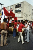 Image of sheet 19800100 photo 22: An der 1. Mai Demonstration Feier in Tel Aviv Israel Kibutznik nehmen 150'000 Menschen teil. Viele junge Frauen und Männer Chaverim aus den Kibutz nehmen teil.
Der Wagen der komunistischen Partei Israels trägt das Emblem mit Sichel und Hammer 1980