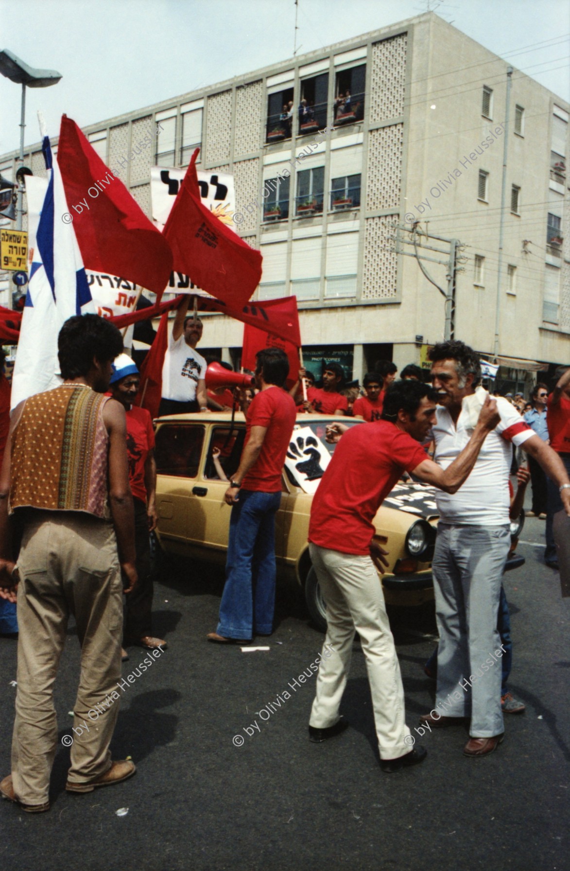 Image of sheet 19800100 photo 22: An der 1. Mai Demonstration Feier in Tel Aviv Israel Kibutznik nehmen 150'000 Menschen teil. Viele junge Frauen und Männer Chaverim aus den Kibutz nehmen teil.
Der Wagen der komunistischen Partei Israels trägt das Emblem mit Sichel und Hammer 1980