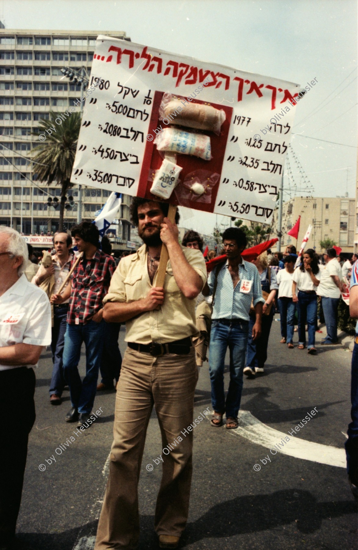 Image of sheet 19800100 photo 28: An der 1. Mai Demonstration Feier in Tel Aviv Israel Kibutznik nehmen 150'000 Menschen teil. Viele junge Frauen und Männer Chaverim aus den Kibutz nehmen teil.
Der Wagen der komunistischen Partei Israels trägt das Emblem mit Sichel und Hammer 1980