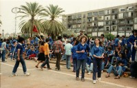 Image of sheet 19800100 photo 30: An der 1. Mai Demonstration Feier in Tel Aviv Israel Kibutznik nehmen 150'000 Menschen teil. Viele junge Frauen und Männer Chaverim aus den Kibutz nehmen teil.
Der Wagen der komunistischen Partei Israels trägt das Emblem mit Sichel und Hammer 1980