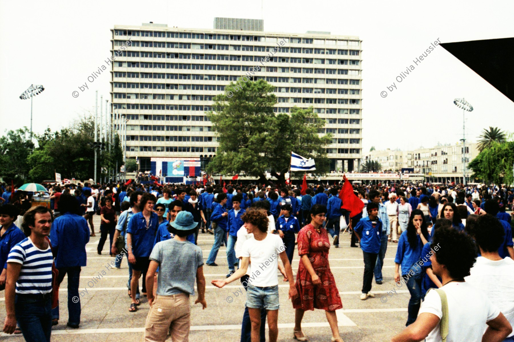 Image of sheet 19800100 photo 32: An der 1. Mai 1980 Demonstration Feier in Tel Aviv Israel Kibutznik nehmen 150'000 Menschen teil. Viele junge Frauen und Männer Chaverim aus den Kibutz nehmen teil.√