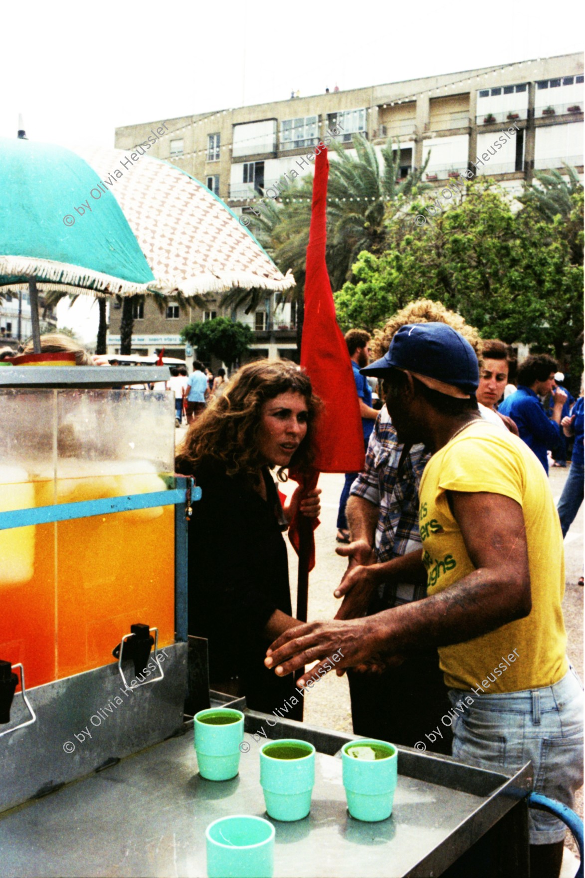 Image of sheet 19800100 photo 34: An der 1. Mai 1980 Demonstration Feier in Tel Aviv Israel Kibutznik nehmen 150'000 Menschen teil. Viele junge Frauen und Männer Chaverim aus den Kibutz nehmen teil.√