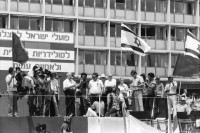 Image of sheet 19800110 photo 14: Am 1. Mai 1980 marschieren 150'000  und u.a. auch viele Chaverim und Kibuzzim mit. Israel Tel Aviv 1980