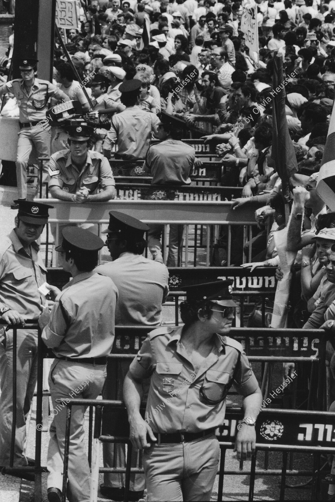 Image of sheet 19800110 photo 28: Polizei bewacht die grosse Menschenmenge an der 1. Mai Kundgebung in Tel Aviv, Israel. 1980 √
Protest Manifestation Demonstration