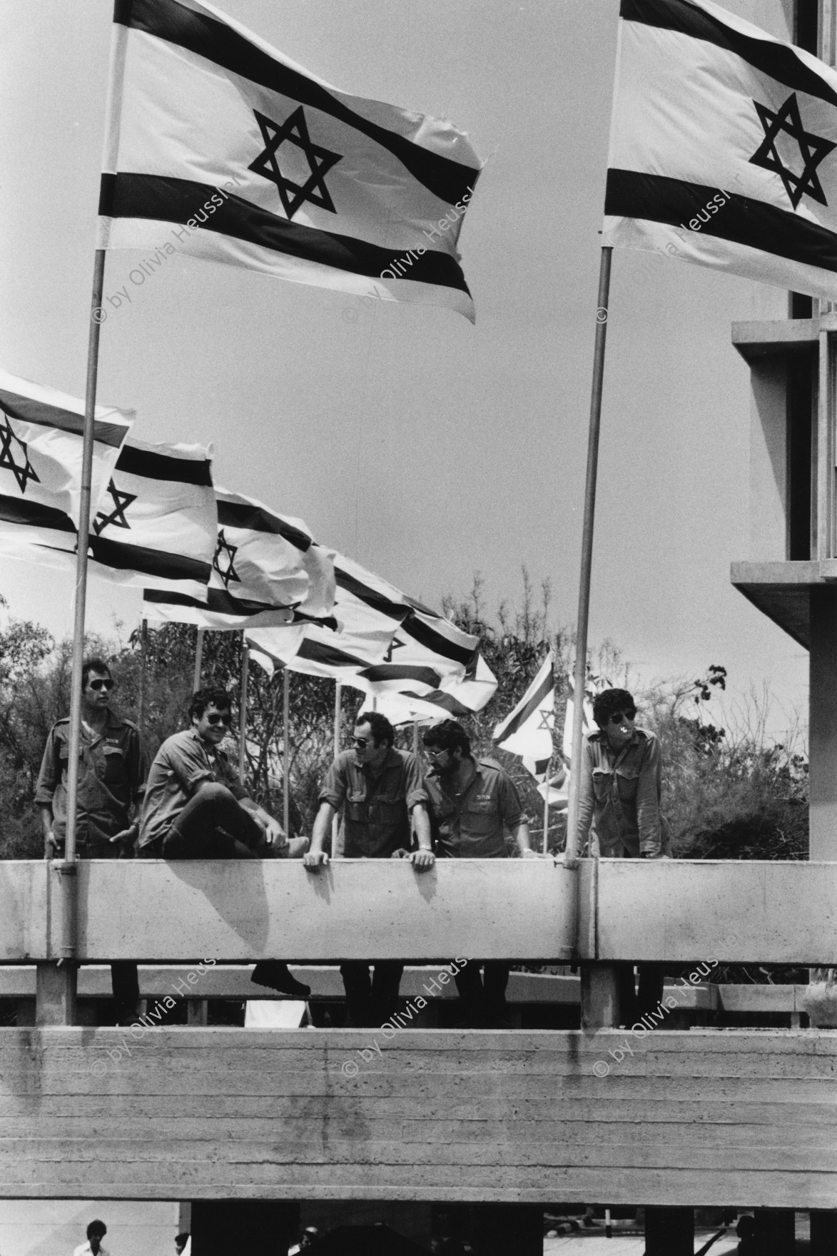 Image of sheet 19800110 photo 29: Polizei beobachtet die grosse Menschenmenge an der 1. Mai Kundgebung in Tel Aviv, Israel. 1980 √ police army flags israeli  watching protest of first may. 

From:  Out of Jerusalem / Jenseits von Jerusalem page Nr. : 41 
Soldiers observing the 1 st of May celebrations in Tel Aviv. 1980