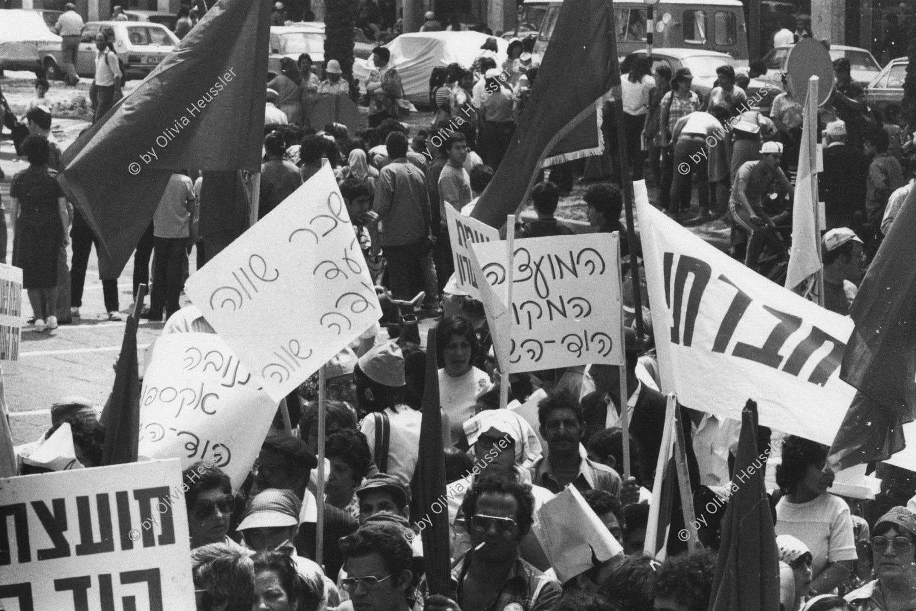 Image of sheet 19800110 photo 32: Transparente zeigen die Forderungen der Bevölkerung am 1. Mai 1980 in Tel Aviv, Israel √ Protest first May