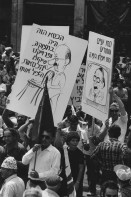 Image of sheet 19800110 photo 35: Auf dem Plakat rechts über Begin's Bild steht: «Seid süss und arm wie bei uns im Steitel!» und links: «Dieser Stuhl war in Bedrängnis. Das Projekt 'Sanierung der Stühle' rettete ihn.» Tel Aviv, 1.Mai 1980 Israel  Palestine √

Manifestation Demonstration Demo Protest