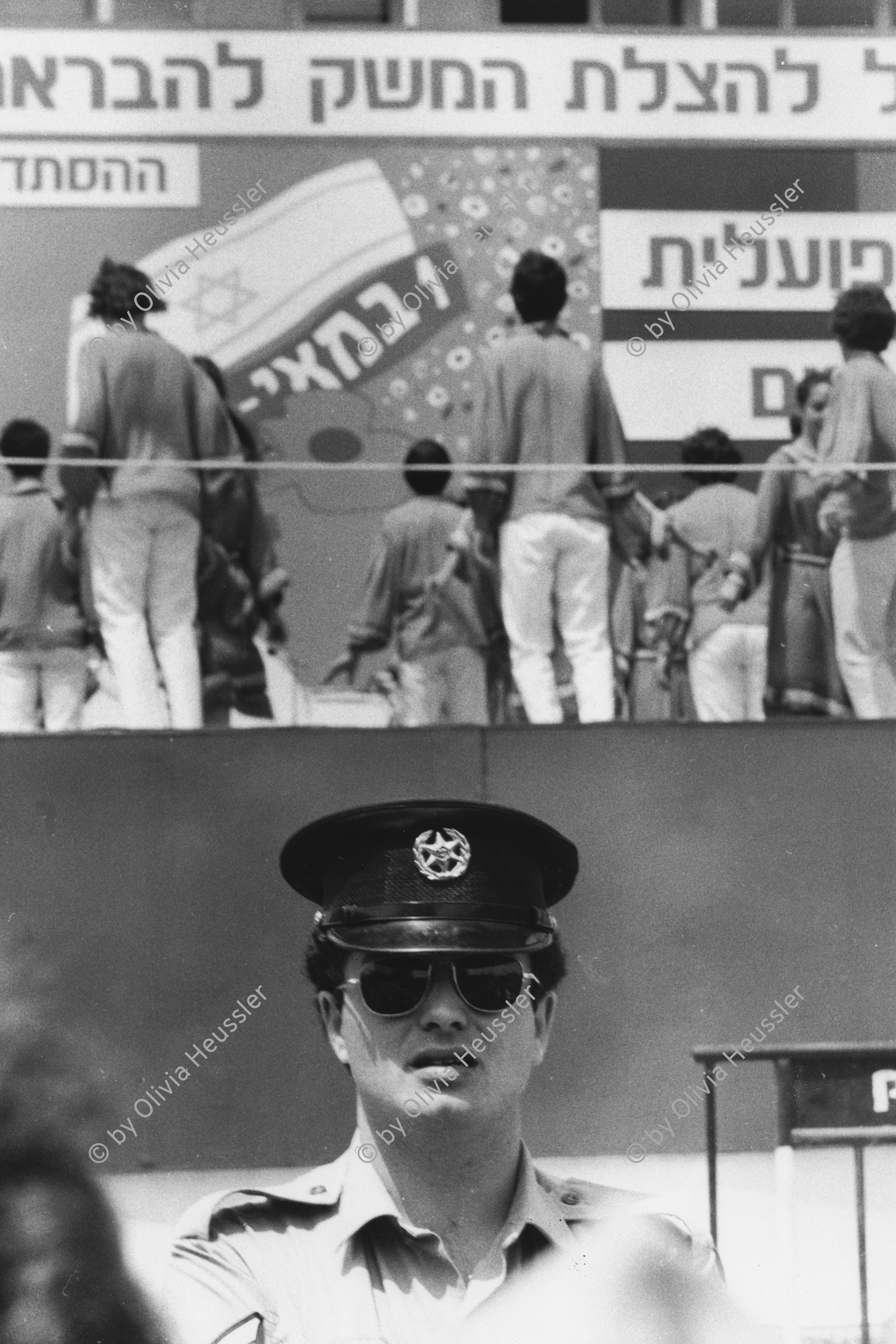 Image of sheet 19800110 photo 37: Polizei und Sicherheitskräfte beobachten die 1. Mai Feierlichkeiten in Tel Aviv. Israel 1980 √