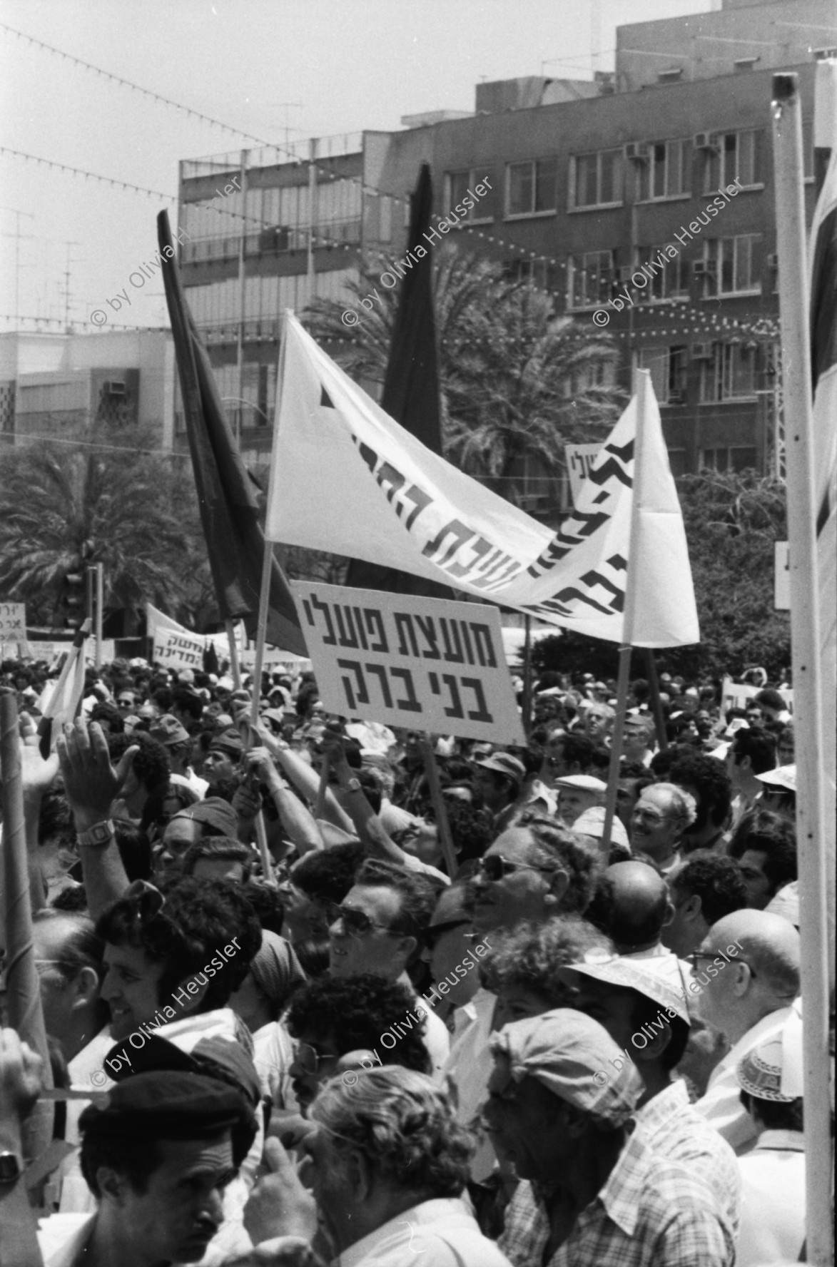 Image of sheet 19800110 photo 8: Am 1. Mai 1980 marschieren 150'000  und u.a. auch viele Chaverim und Kibuzzim mit. Israel Tel Aviv 1980