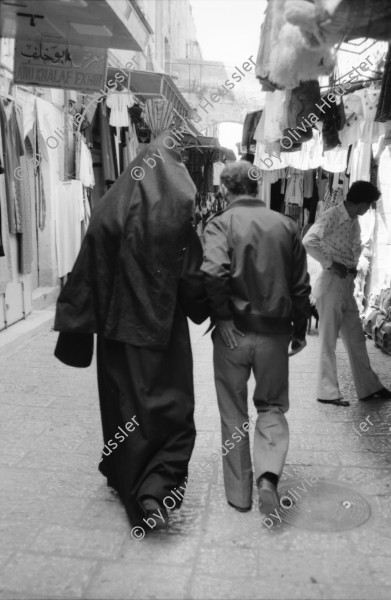 Image of sheet 19800120 photo 1: Im Jerusalemer Orthodoxen Teil, Mea Shearim, Massada bewaffnete TouristInnen und Kultur Städte.Schwebebahn.Aussicht auf Jordantal. Totes Meer. Schweizer im Dienst der israelischen
Armee, bewacht die Strassensperre.22-24 Badende Touristinnen im Toten Meer. Palestinensische SchülerInnen und Touristen im Badekostüm. Olivia und Soldat. Soldaten Gruppe. einer spiehlt Gitarre. Ruth Guggenheim Heussler eingesalbt mit X. Strand. Israel 1980 Palästina Palestine

8888