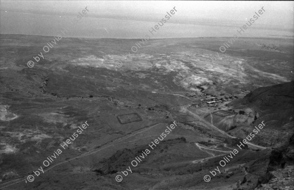 Image of sheet 19800120 photo 13: Im Jerusalemer Orthodoxen Teil, Mea Shearim, Massada bewaffnete TouristInnen und Kultur Städte.Schwebebahn.Aussicht auf Jordantal. Totes Meer. Schweizer im Dienst der israelischen
Armee, bewacht die Strassensperre.22-24 Badende Touristinnen im Toten Meer. Palestinensische SchülerInnen und Touristen im Badekostüm. Olivia und Soldat. Soldaten Gruppe. einer spiehlt Gitarre. Ruth Guggenheim Heussler eingesalbt mit X. Strand. Israel 1980 Palästina Palestine

8888